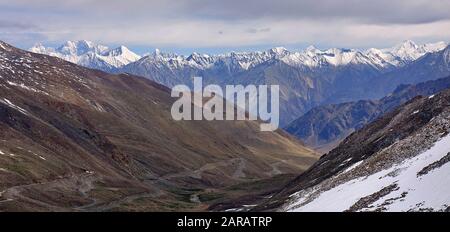 Sulla strada per Khardung la passa da Leh, le alte vette innevate dell'Himalaya in Ladakh Foto Stock