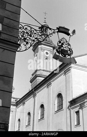 Kneipenschild Höllbräu mit dem Turm der St. Oswald-Kirche, 1957. Höllbräu segno pub con il campanile di San Oswald, 1957. Foto Stock