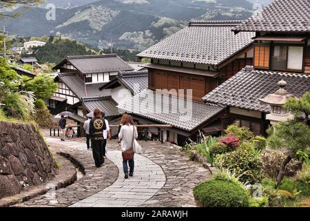 MAGOME, Giappone - 2 Maggio 2012: la gente visita la città vecchia di Magome. Magome-juku è una storica città post del famoso sentiero Nakasendo tra Kyoto e Edo. Foto Stock