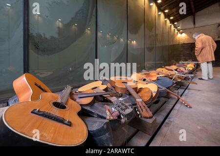 Erfurt, Germania. 27th Gen 2020. Un visitatore guarda l'installazione della sala 'Concerto per faggeta foresta' di Rebecca Horn nel deposito tram presso il vecchio e-Werk, che è inoltre aperto in occasione della Giornata Internazionale della memoria delle Vittime dell'Olocausto. Oggi, numerosi eventi commemorativi commemorano le vittime del nazionalsocialismo. Credito: Michael Reichel/Dpa/Alamy Live News Foto Stock