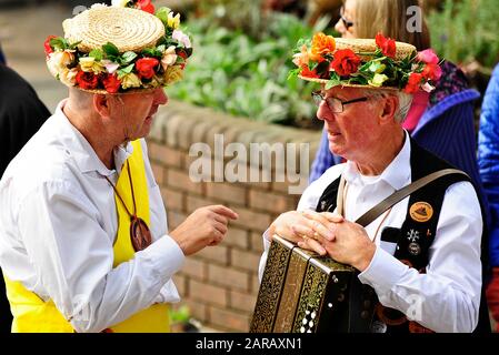 Discussione tra due membri della troupe danzante di clog in un festival di ballo di Morris Foto Stock