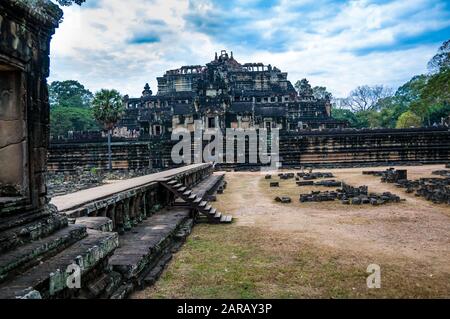 La passerella di pietra arenaria a Baphuon parte di Angkor Thom complessa, Siem Reap, Cambogia Foto Stock