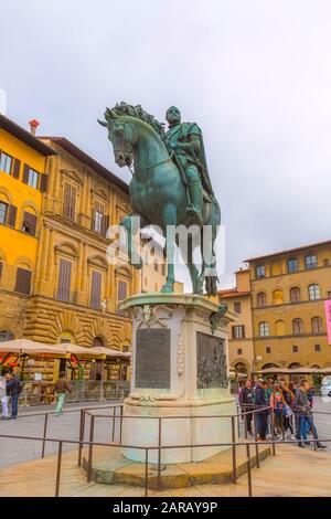 Firenze, Italia - 24 Ottobre 2018: statua in bronzo di Cosimo Medici seduto su un cavallo, in una piazza vicino al Palazzo Vecchio e persone Foto Stock