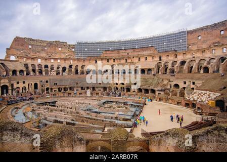 All'interno del Colosseo, un anfiteatro ovale e la più famosa attrazione turistica di Roma, Italia Foto Stock