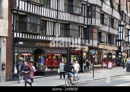 Londra, Regno Unito - 6 LUGLIO 2016: Negozio di persone a Holborn, Londra, Regno Unito. Londra è la città più popolosa del Regno Unito, con 13 milioni di persone che vivono nella sua metropolitana A. Foto Stock