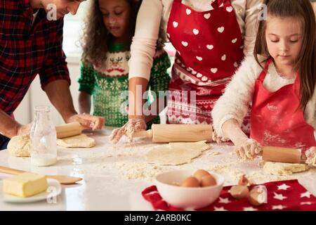 Arrotolare l'impasto per i biscotti di Natale Foto Stock