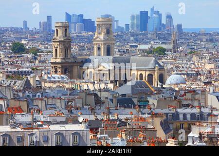 Skyline di Parigi con chiesa di Saint Sulpice. Architettura vecchia e nuova. Foto Stock