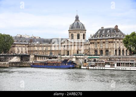 Parigi, Francia - Institut de France (francese imparato la società). Il vecchio punto di riferimento. Foto Stock