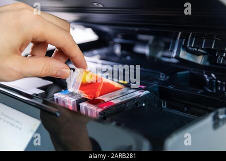 manutenzione e assistenza delle apparecchiature per ufficio - sostituire manualmente la cartuccia della stampante a getto d'inchiostro Foto Stock