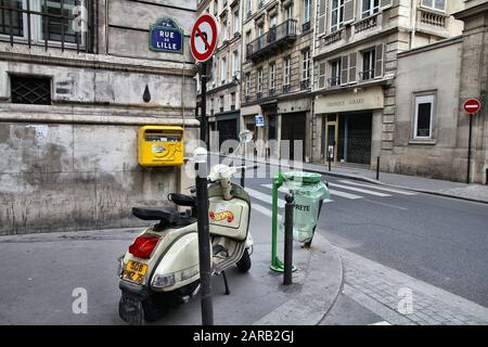 Parigi, FRANCIA - 24 LUGLIO 2011: Vespa scooter parcheggiato a Parigi, Francia. Parigi è la città più visitata al mondo con 15,6 milioni di arri internazionali Foto Stock