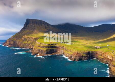 Veduta aerea del villaggio di Gasadalur e delle sue cascate nelle Isole Faroe, Danimarca Foto Stock