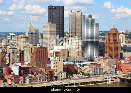 PITTSBURGH, Stati Uniti d'America - 29 giugno 2013: vista dello skyline di Pittsburgh. È la seconda più grande città della Pennsylvania con una popolazione di 305,841. Foto Stock