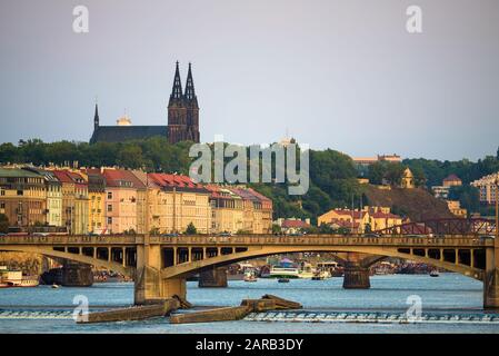 Ponte della Legione sul fiume Moldava e la Cattedrale di San Vito a Praga, in Cechia Foto Stock