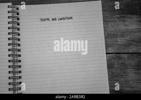 Termini e condizioni, testo di scrittura a mano sulla pagina del programma dell'ufficio, taccuino a spirale dell'ufficio. Spazio di copia. Foto Stock