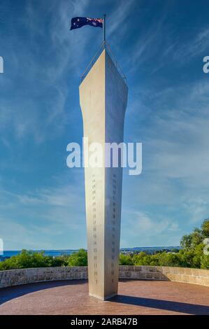 Bandiera australiana in cima alla prua scolpita di HMAS Sydney 11 al memoriale di guerra di Geraldton nell'Australia Occidentale. Foto Stock