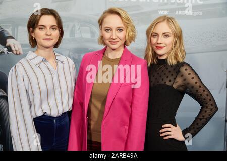 Amburgo, Germania. 27th Gen 2020. Vanessa Loibl (l-r), Anna Maria Mühe ed Elisa Schlott, tutte le attrici, si trovano davanti ad una parete con il logo durante lo scatto fotografico per il film ARD in tre parti 'Unsere wunderbaren Jahre' basato sul romanzo di Peter Plrange. Le tre parti saranno trasmesse il 18.3., il 21.3. E il 25.3.2020 nel primo. Credito: Georg Wendt/Dpa/Alamy Live News Foto Stock