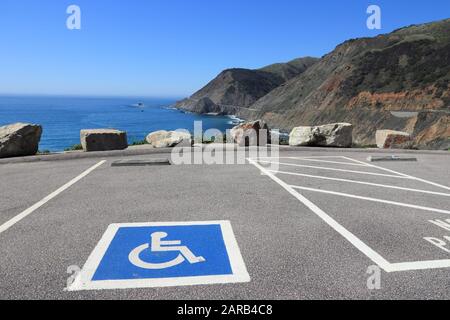 Parcheggio per disabili - segnaletica stradale infrastrutture di trasporto. California. Big Sur. Foto Stock