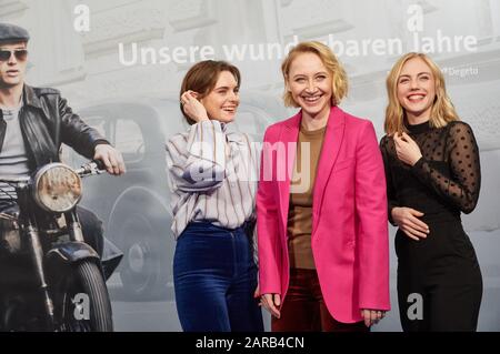 Amburgo, Germania. 27th Gen 2020. Vanessa Loibl (l-r), Anna Maria Mühe, ed Elisa Schlott, tutte le attrici, si trovano davanti ad una parete con il logo durante lo scatto fotografico per il film ARD in tre parti 'Unsere wunderbaren Jahre' basato sul romanzo di Peter Plrange. Le tre parti saranno trasmesse il 18.3., il 21.3. E il 25.3.2020 nel primo. Credito: Georg Wendt/Dpa/Alamy Live News Foto Stock
