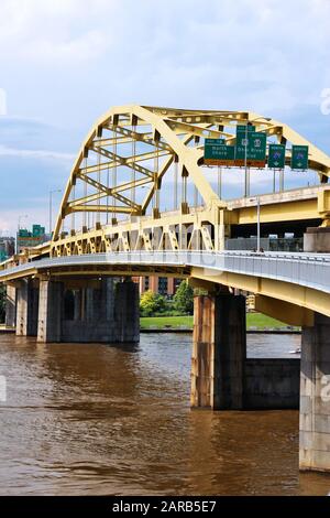 Pittsburgh, Pennsylvania. Ponte di Fort Duquesne sul fiume Allegheny. Ponte ad arco a doppia corda Foto Stock