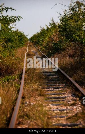 Il fatiscente sovradimensionate le vie della Cambogia settentrionale della linea ferroviaria vicino a Battambang parte del tratto di treno di bambù. Foto Stock