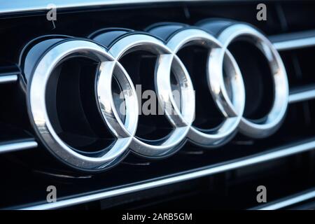 Grodno, BIELORUSSIA - OTTOBRE 2018: Logo e logo Audi sulla vettura. Primo piano del logotipo in metallo cromato sullo sfondo scuro. Sfondo con des Foto Stock