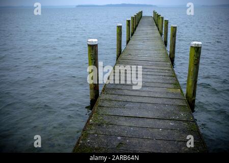 27 gennaio 2020, Mecklenburg-Vorpommern, Schwerin: Una fase di atterraggio porta al lago di Schwerin. Il tempo nella Germania settentrionale è cupo e poco amichevole. Foto: Jens Büttner/dpa-Zentralbild/dpa Foto Stock