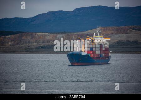 Nave Container (Asturiano) nella baia di Ushuaia, Patagonia, Argentina Foto Stock