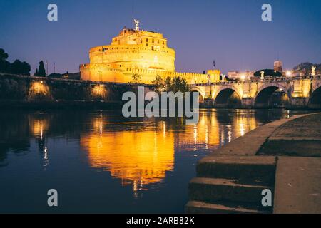 Roma, Italia - 30 Dicembre 2019: Castel Sant'Angelo Di Notte, Roma Italia. Foto Stock