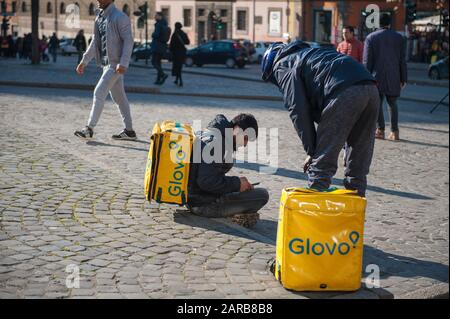 Roma, 17/01/2020: Giovane ragazzo glovo rider che fa la consegna sulla sua moto lavorando nella cosiddetta gig economy, piazza Esquilino. ©Andrea Sabbadini Foto Stock