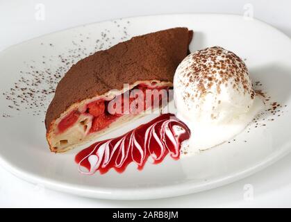 Cherry Strudel Con Gelato Alla Vaniglia Primo Piano Su Un Piatto. Foto Stock