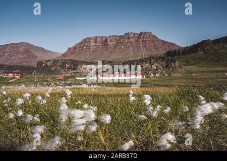 Groenlandia, agosto 2019: Vista verso la stazione di ricerca artica Arctic Research Station a Qeqertarsuaq, isola di Disko in Groenlandia. Di proprietà e gestito da Foto Stock