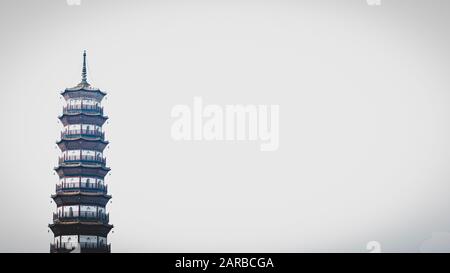 Tempio Dei Sei Banyan Alberi . Tempio Liurong un tempio buddista di riferimento a Guangzhou . Pagoda cinese con spazio copia Foto Stock