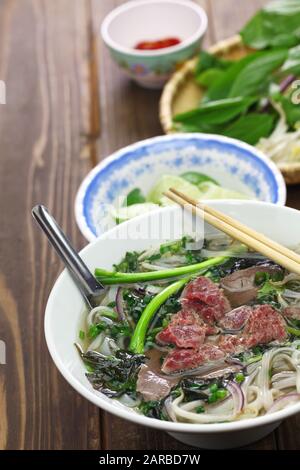 zuppa di noodle di manzo vietnamita fatta in casa Foto Stock