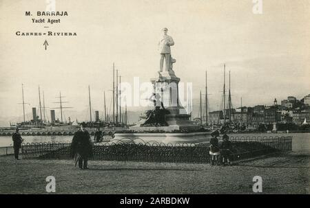 Una statua eretta in onore del re Edoardo VII, situata all'esterno del Casinò Municipale di Cannes, nel sud della Francia. Cartolina promozionale per Monsieur Barraja (Agente yacht) Foto Stock