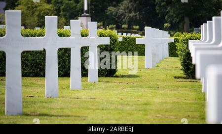 Lapidi commemorative del Cimitero Americano. Concentrarsi sulla lapide centrale del crocifisso con i soldati chiamati discernibili. Cambridge, Regno Unito. Foto Stock