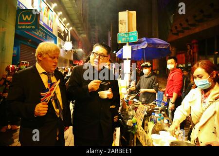 Hong Kong. 27th Gen 2020. I manifestanti e la gente del posto segnano il 4th anniversario della cosiddetta Rivoluzione di Fishball nel distretto di Mongkok. Qui Boris Johnson Performer Drew Galdron è mangiare Street food con Kim Jong-un sosia Howard X. Credit: Gonzales Photo/Alamy Live News Foto Stock