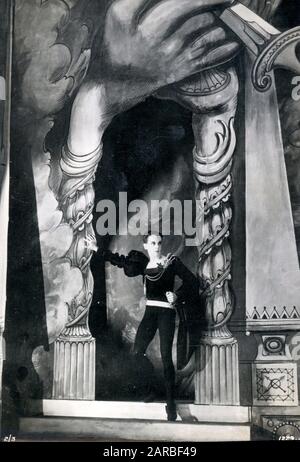 Ballerino Robert Helpmann (1909-1986) come 'Amleto' - Londra, New Theatre - Old Vic Production. Foto Stock