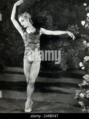 Ballerina Alexis Rassine (1919-1992) in "le Spectre de la Rose" (con Margot Fonteyn). Foto Stock