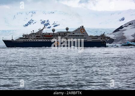 Nave da crociera per passeggeri antartici al largo delle coste ghiacciate dell'Antartide (Ocean Diamond Quark Expeditions) Foto Stock