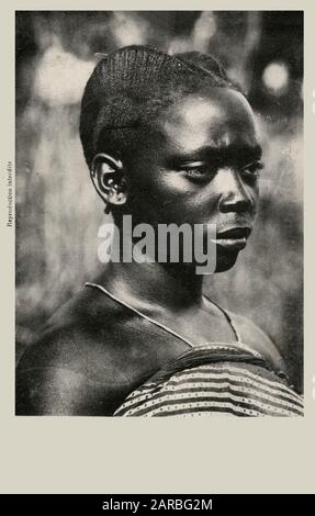 Ritratto di testa e spalle di una giovane donna del Congo, Africa centrale Foto Stock