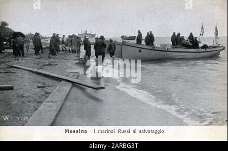 La Marina Russa presta aiuto dopo il terribile terremoto di Messina, Sicilia, Italia. Il devastante terremoto e tsunami del 27-28 dicembre 1908, che misurava 7,5 sulla scala richter, causò 100.000-200.000 vite in tutto. A Messina, il 91% delle strutture sono state distrutte e 70.000 residenti sono stati uccisi. Foto Stock