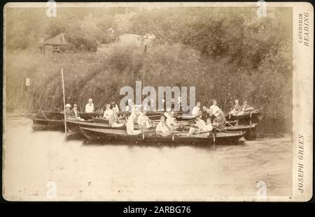 Fotografa Joseph Green, Bridge Street, Caversham, leggendo mostrando un gruppo di giocherelloni che si divertono a bordo di lunghe barche a remi sul Tamigi a Caversham. Foto Stock