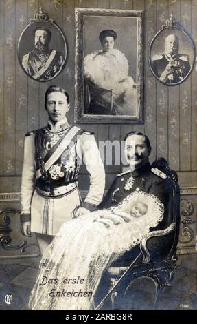 Il primo nipote - tre generazioni di reali tedeschi, nonno Guglielmo II (1859-1941), suo figlio il principe ereditario tedesco Guglielmo (1882-1951) e suo figlio, il principe Guglielmo di Prussia (1906-1940). I ritratti sopra riportati mostrano (da sinistra a destra): Il padre del Kaiser Guglielmo, Federico III, imperatore tedesco e re di Prussia (1831-1888), la prima moglie del Kaiser Augusta Vittoria di Schleswig-Holstein (1858-1921) e il nonno del Kaiser Guglielmo i, re di Prussia e primo imperatore tedesco (1797-1888). Foto Stock