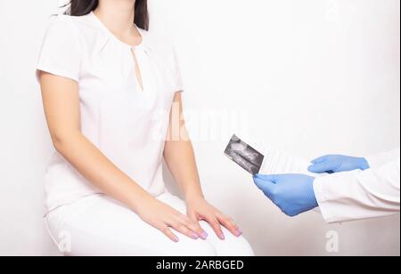 Una ragazza presso l'ufficio medico di consultazione con una malattia polmonare. Infezione del tratto respiratorio inferiore, cancro e biopsia, polmonite Foto Stock