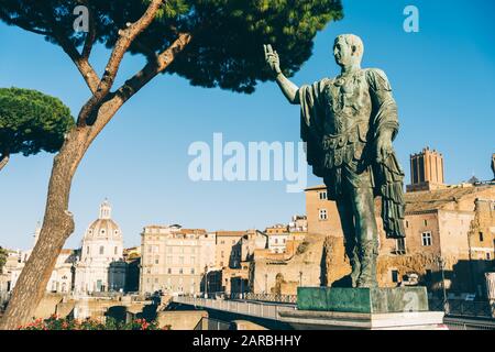 Roma, Italia - 31 dicembre 2019: Statua bronzea dell'imperatore Nerva (30 d.C.-98 d.C.). Forum, Roma. Italia Foto Stock