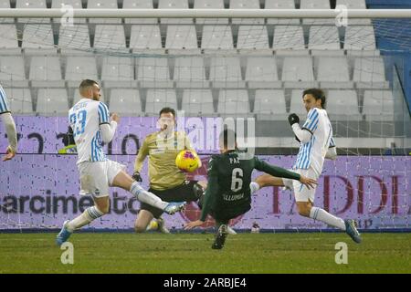 Paz bologna è sparato tra vicari e missiroli di Spal durante SPAL vs Bologna, Ferrara, Italia, 25 Jan 2020, Campionato italiano di Calcio una partita di calcio Foto Stock