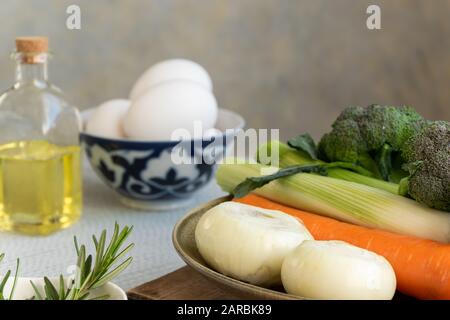 Cucinare con ingredienti alimentari sani. Dieta equilibrata, cucina e concetto di cibo Foto Stock