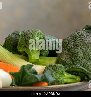 Verdure crude pronte per cucinare, ingrediente alimentare sano. Dieta equilibrata, cucina e concetto di cibo Foto Stock