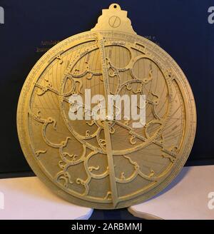 Cracovia. Cracovia. Polonia. La replica di astrolabio antico (astrolabio). L'originale fu fatto da Hans Dorn a Buda nel 1486. Foto Stock