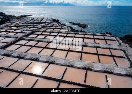 Destinazione turistica a sud dell'isola di la Palma, salinas de Fuencaliente, produzione naturale di sale marino sulle isole Canarie, Spagna Foto Stock